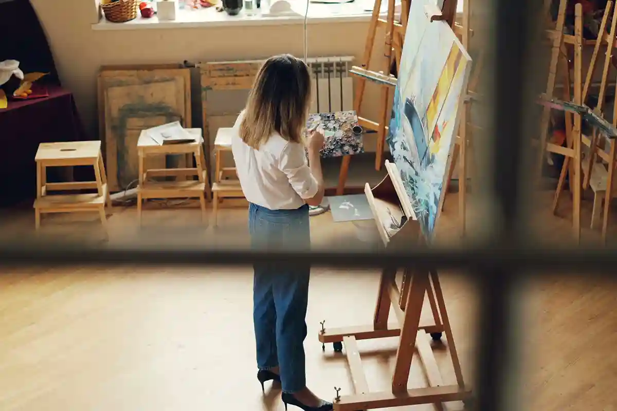 Artiste peintre au travail dans son atelier