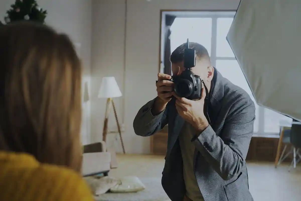 Photographe en pleine séance en studio