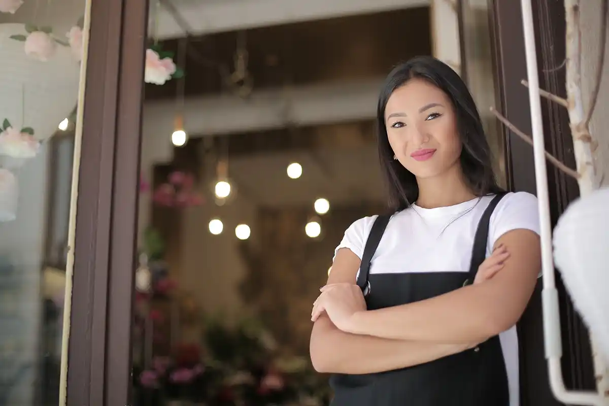 Entrepreneure souriante devant sa boutique